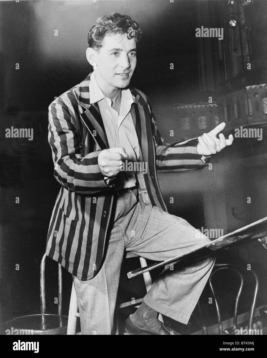 Leonard Bernstein (1918-1990), junge Dirigent und musikalischer Leiter des New York City Symphony im Jahr 1945. Stockfoto