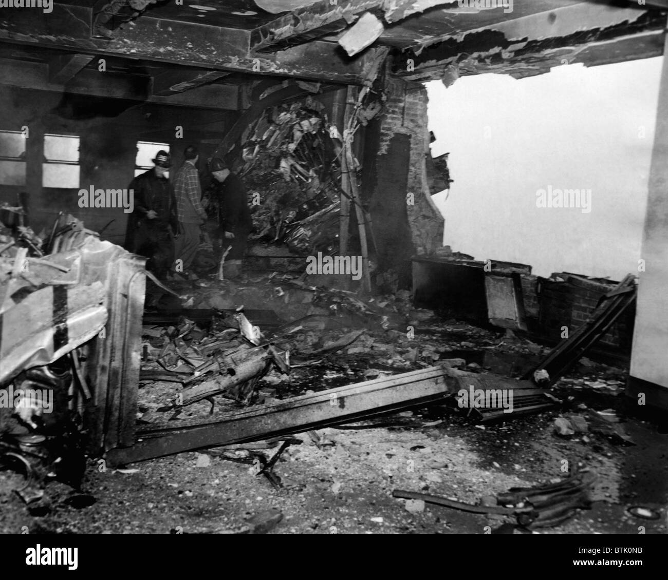 Das Empire State Building nach einer b-25 Bomber stürzte versehentlich in die 78. Geschichte. New York, New York. 28. Juli 1945. CSU A Stockfoto