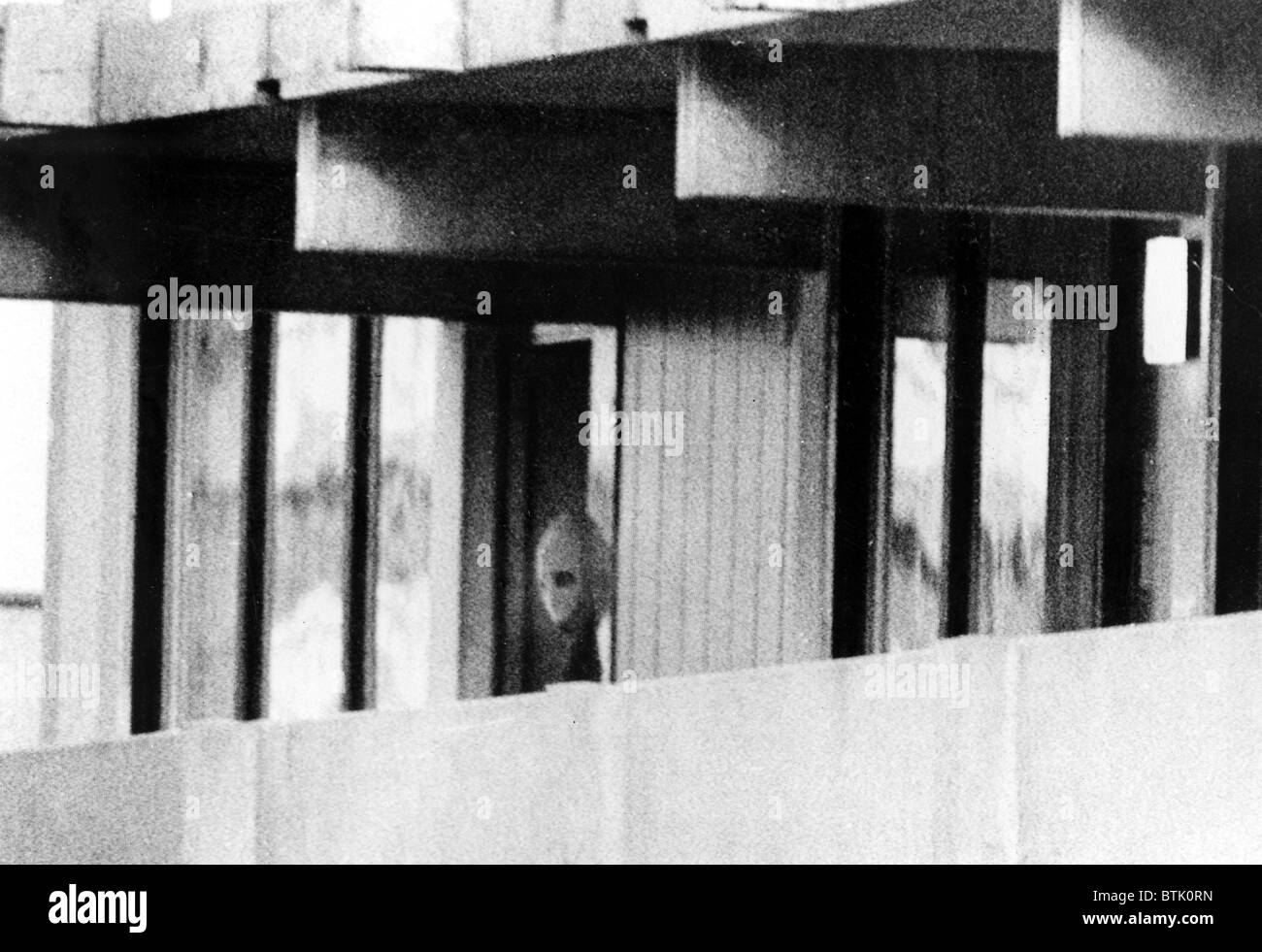 Olympiade 1972, späht Terrorist aus "Schwarzer September" aus Wohnung im Olympiadorf, München, Deutschland. 05.09.1972. Stockfoto