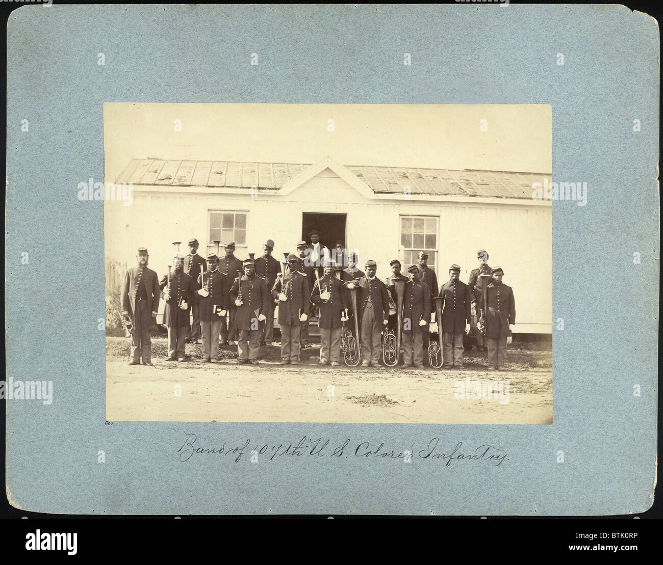 Der Bürgerkrieg, Gruppe 21 afrikanischen amerikanischen Männer halten Musikinstrumente, Titel: "Band der 107. farbigen Infanterieregiments", Arlington, Virginia, Foto von William M. Smith, 1865. Stockfoto