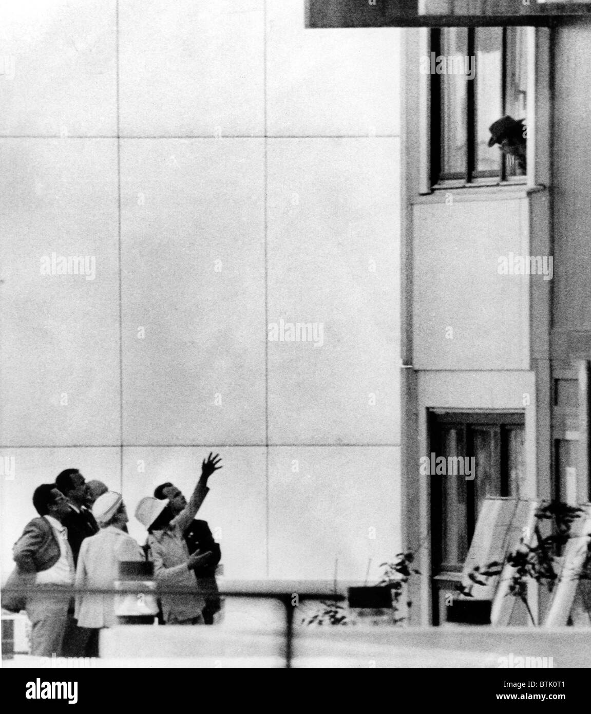 Olympiade 1972, Mitglieder von "Schwarzer September" (Hüte tragen) verleihen außerhalb israelische Viertel, München, Deutschland, 05.09.1972. Stockfoto