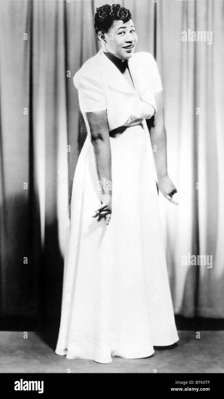 Ella Fitzgerald (1917-1996) hatte eine 60-Jahr-Karriere. Der Titel dieses 1938 Foto bezieht sich ihrem ersten Hit "A-Tisket, A-Tasket." " Stockfoto