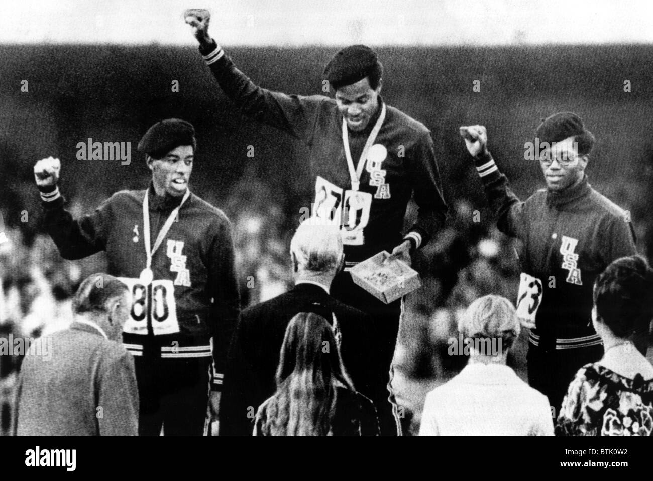 Olympischen Spielen 1968, 400 Meter Lauf Gewinner geben Larry James, Lee Evans, Ron Freeman 'Black Power' Gruß nach Erhalt Goldmedaillen, M Stockfoto