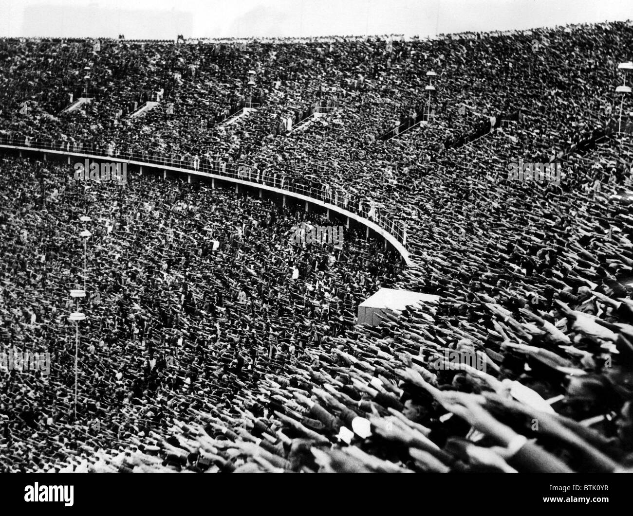 Die deutschen geben den Hitlergruß in der Bestätigung der Ankunft von Adolf Hitler bei der Eröffnung der Olympischen Spiele 1936. Berl Stockfoto