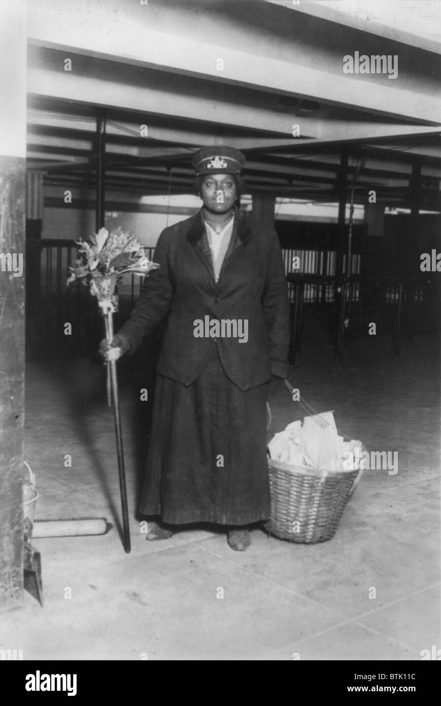 New York City, afroamerikanische Frau Porter stellte mit Reinigung Ausrüstung, u-Bahn Arbeiter stehend, New York, Foto, 1917. Stockfoto