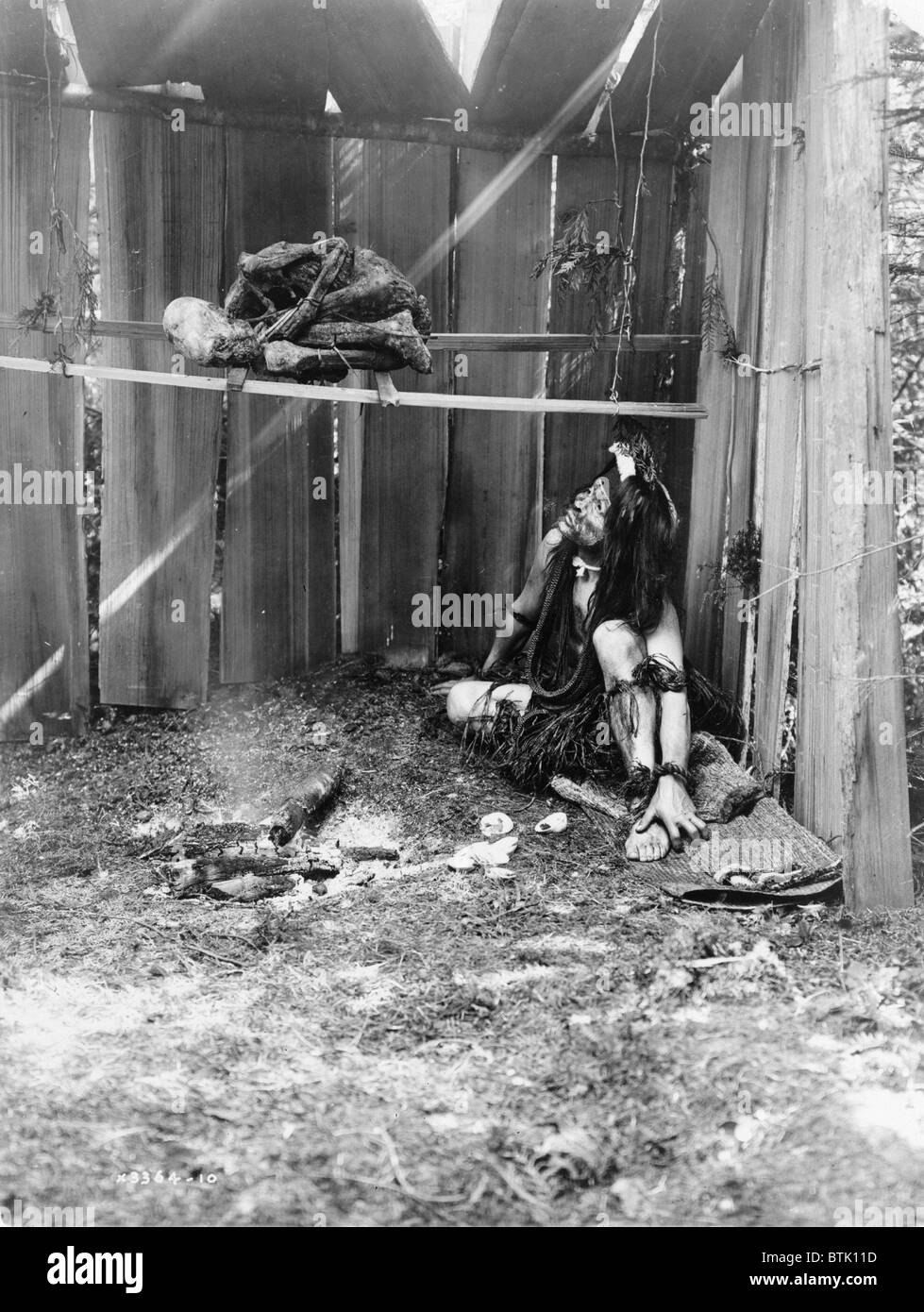 Die Trocknung Mumie, Kwakiutl Mann im inneren Struktur, Härtung Mumie über Rauch und Kohlen, Foto von Curtis, 1910. Stockfoto