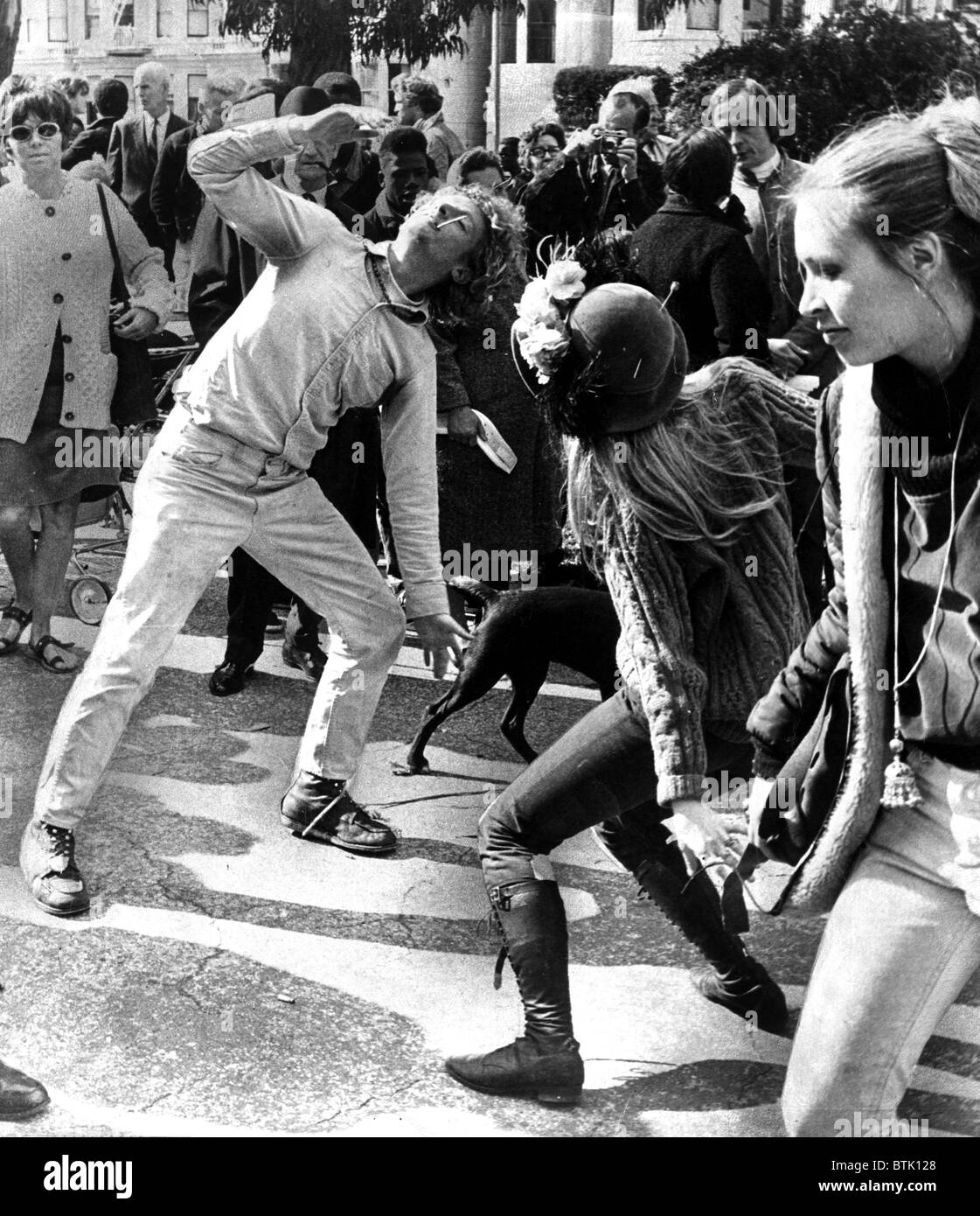 San Francisco, Kalifornien  Haight-Ashbury Bezirk, Hippies Ausschwenken in den Delis Panhandle von der Golden Gate Park, 09.04.1967 Stockfoto