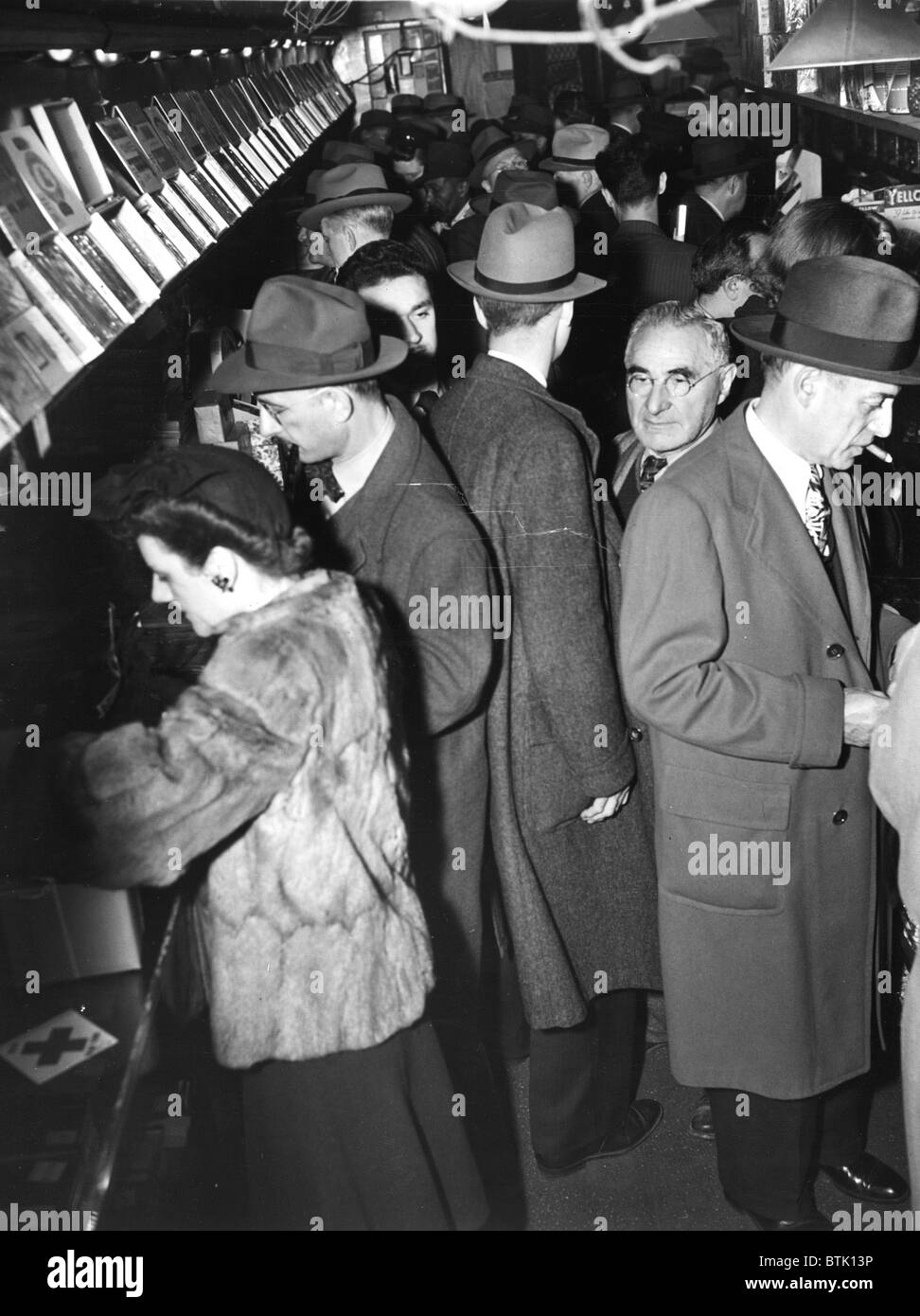 Menschen warten auf Linie, um Zigaretten zu kaufen, während WWII Zigarette Mangel an Charley Landau Tabakladen auf Nassau Street, NYC, 1 Stockfoto