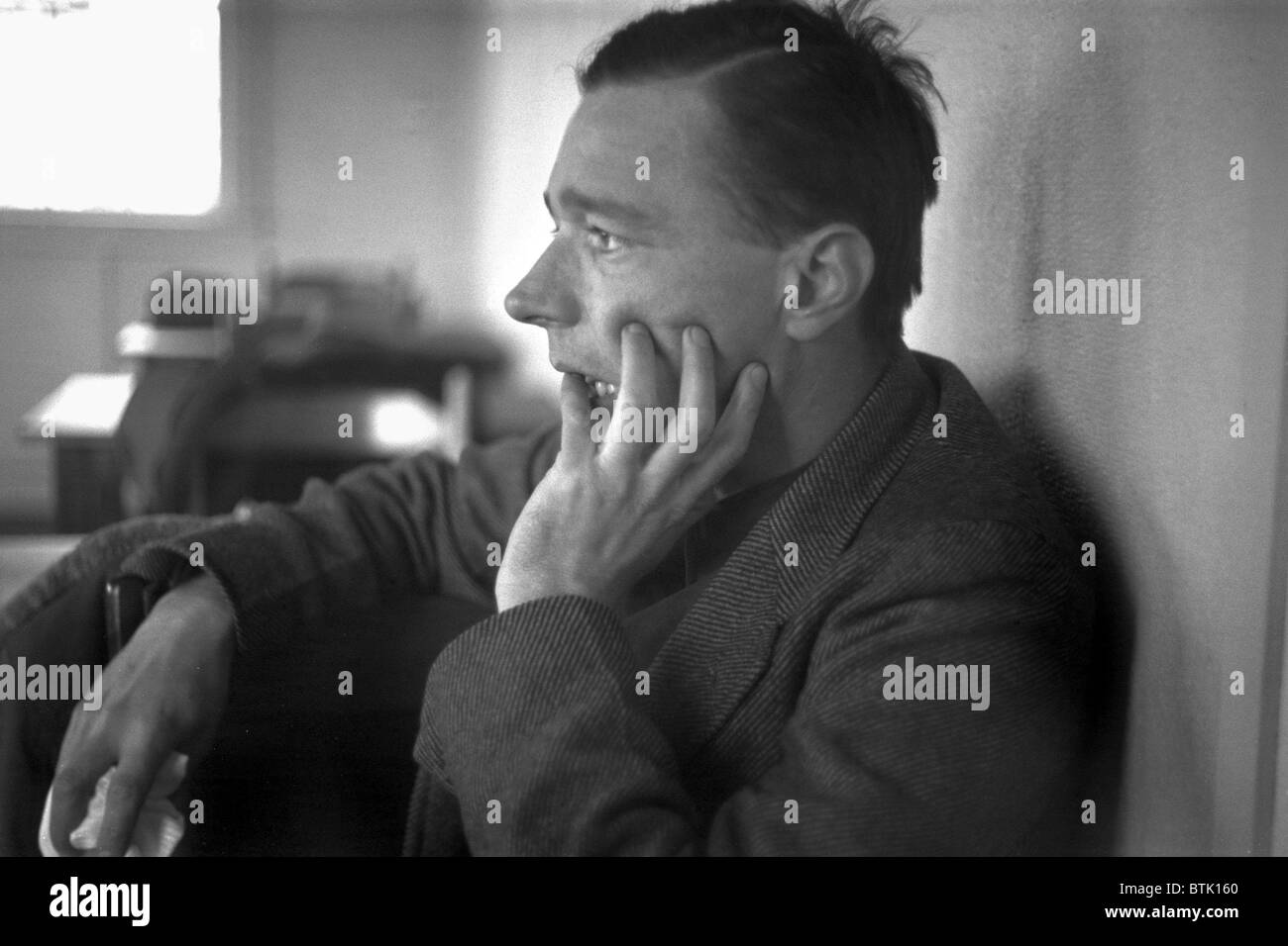 Walker Evans (1903-1975), Profil, hand bis zu Gesicht, US-amerikanischer Fotograf, Foto von Edwin Locke, Februar 1937. Stockfoto