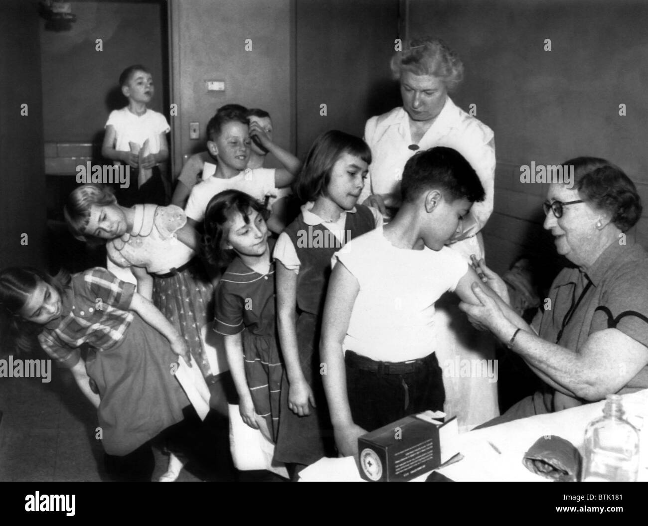 Dr. Nelle Reed gibt Impfungen zu Michigan City-Gymnasium, 1956 Stockfoto