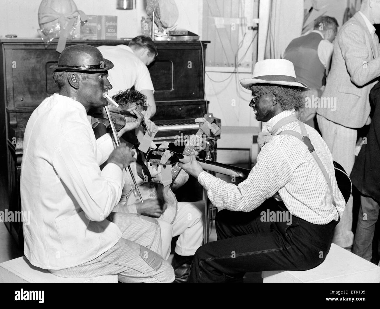 Folk-Musik. Ambulante Arbeiter in Blackface bieten Musik zum Tanzen im Shafter Camp für Migranten. Halloween Party, Shafter, Kalifornien, Foto von Dorothea Lange, 1938 Stockfoto