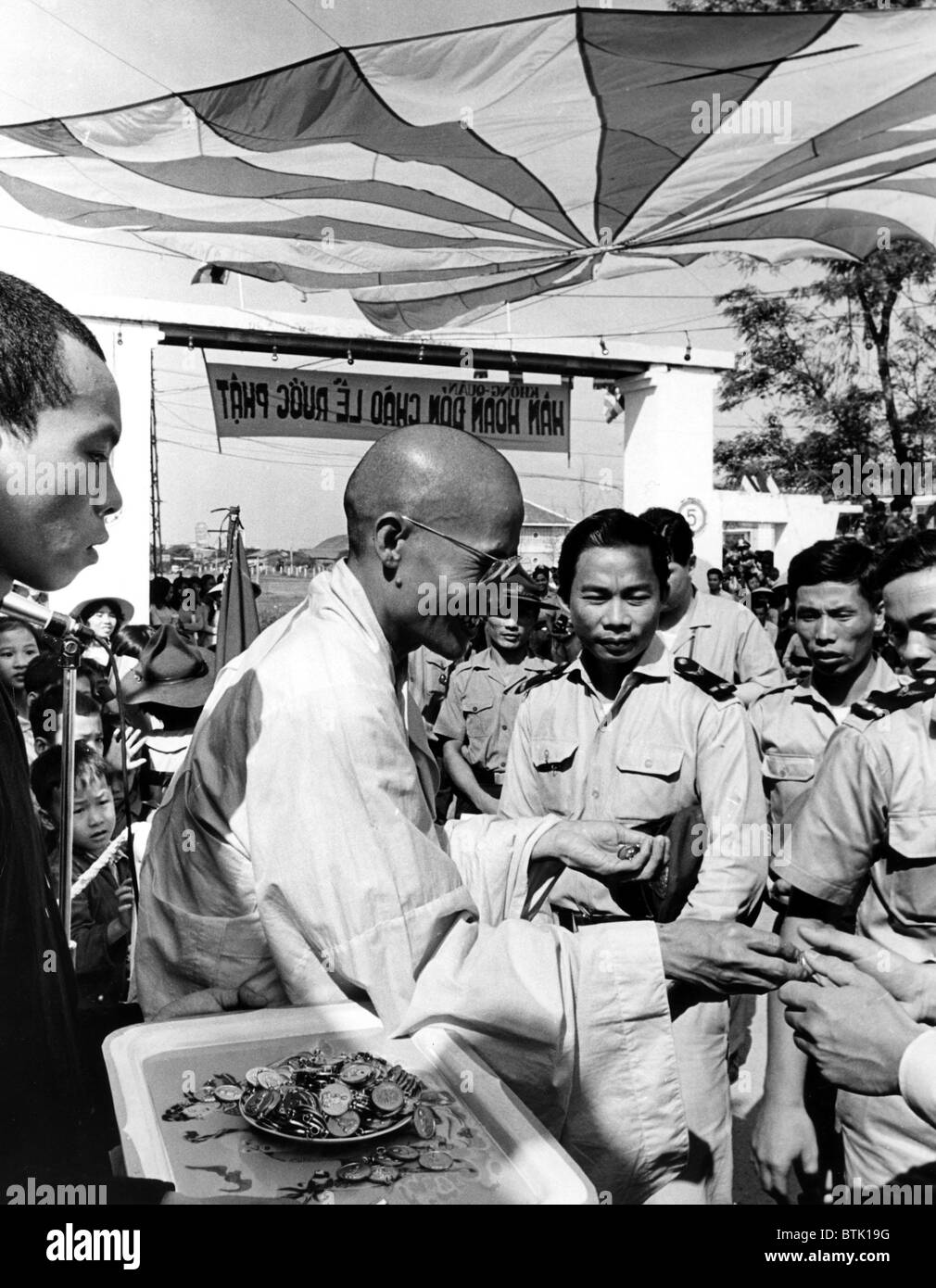 Buddhistische Führer Thich Tam Chau amtiert bei Einweihung eines buddhistischen geistlichen Korps. in der vietnamesischen Luftwaffe. Tan Son H Stockfoto