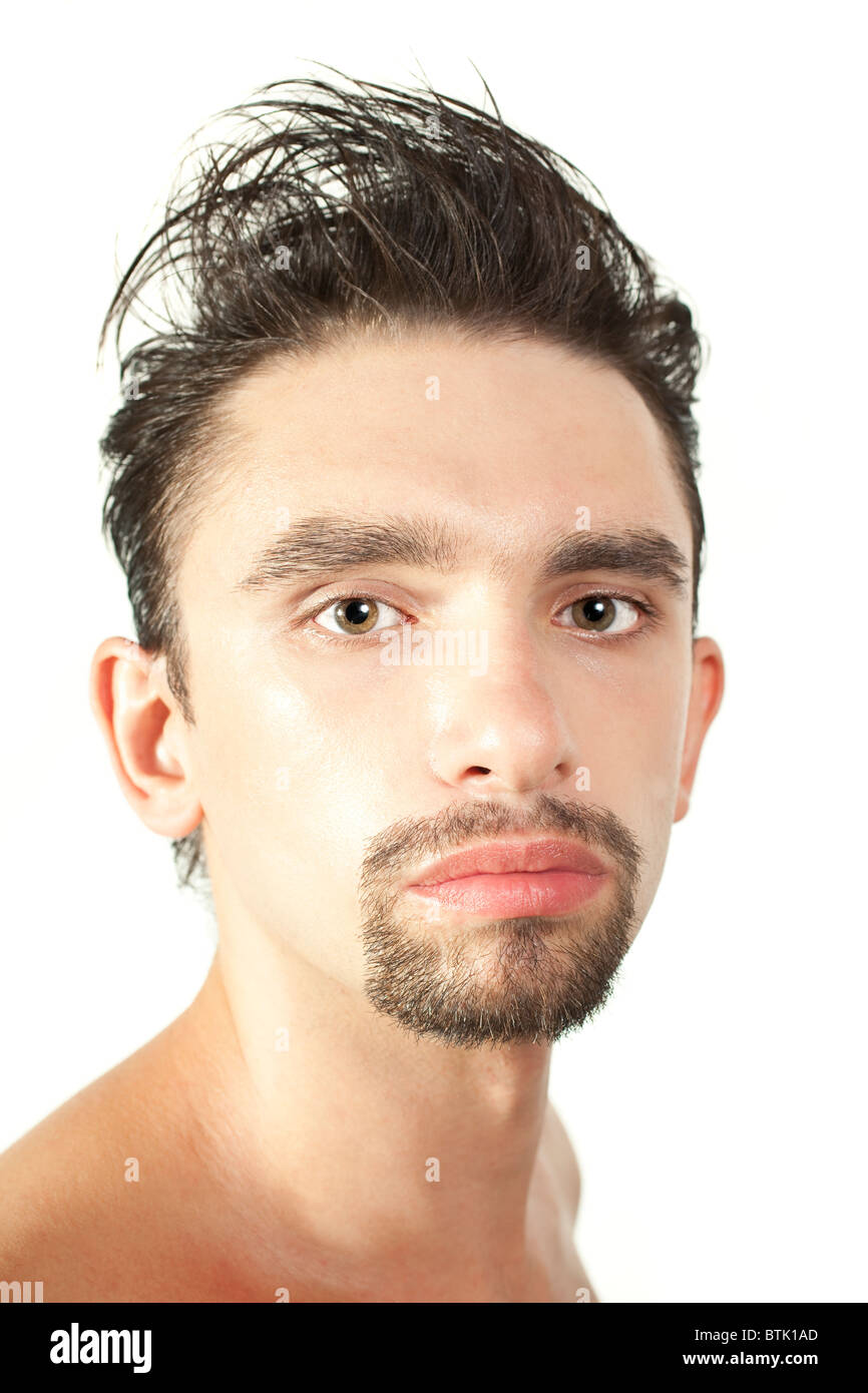 Porträt eines jungen Mannes der Brünette mit einem stylischen Haarschnitt isoliert auf weißem Hintergrund Stockfoto