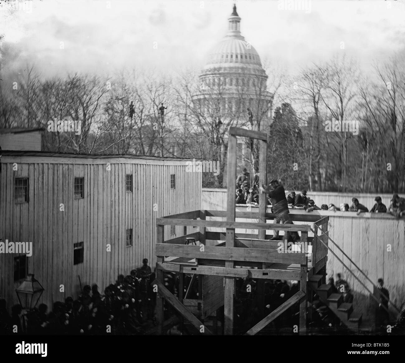 Der Bürgerkrieg Soldat sprang die Falle, Männer in den Bäumen und Kuppel des Kapitols über die Ausführung der Konföderierten Offizier Henry Wirz, für die Verbrechen der Verschwörung und Mord, Washington DC, Foto, 10. November 1865. Stockfoto