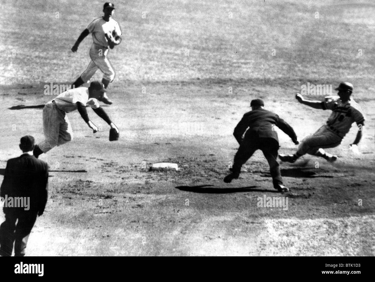Milwaukee mutig Joe Adock gleitet in zweiten Base in Spiel 2 der 1957 World Series.  Die New York Yankees sind Gil MacDougald) Stockfoto