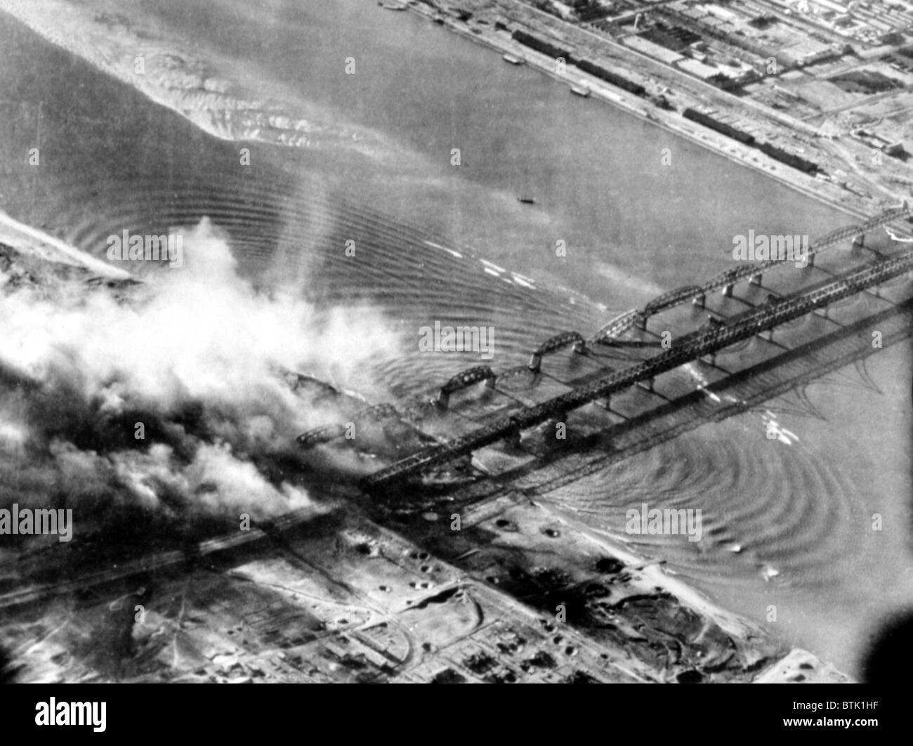 Koreakrieg: US-Bomber angreifen koreanischen Seite der Sinuiji Brücke, Korea, 29.11.50. Stockfoto