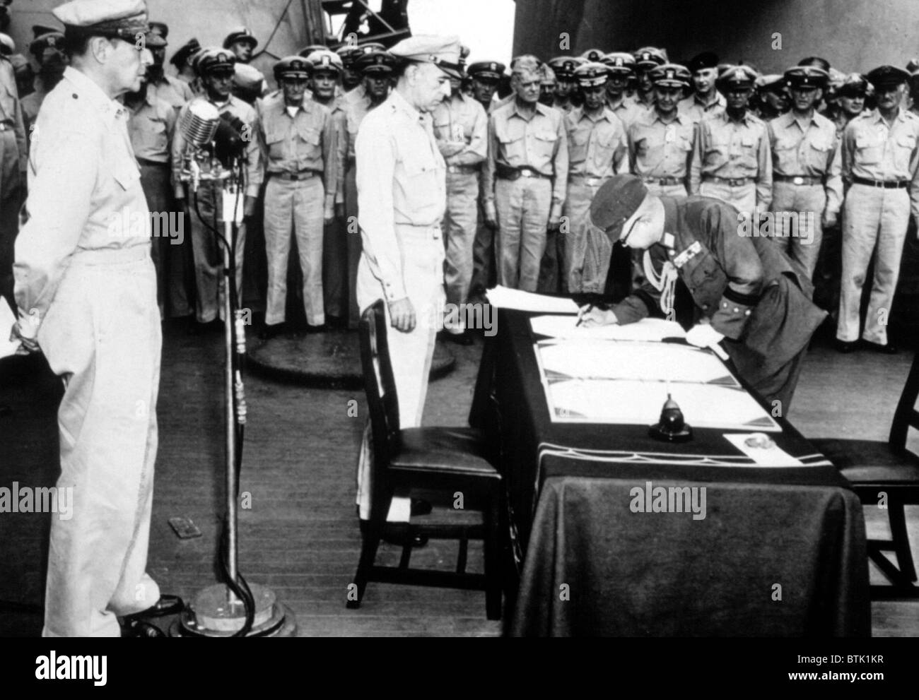 Zweiter Weltkrieg, Douglas MacArthur(left), Admiral Nimitz, Japans General Yoshira Umeza Zeichen Kapitulation Papiere, 04.09.1945. Stockfoto