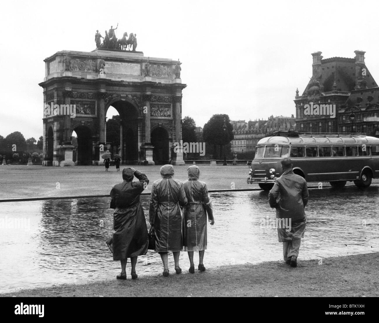 EV1976 - Touristen betrachten die Arc de Triophe du Carrousel in den Tuilerien-Gärten, 15. Juli 1953 Stockfoto