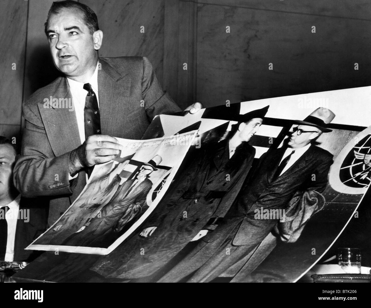 EV1816 - Senator Joseph McCarthy zeigt einen abgeschnittenen Foto, dass er behauptet wird "Beweise" der amerikanischen kommunistischen Infiltration in eine Se Stockfoto