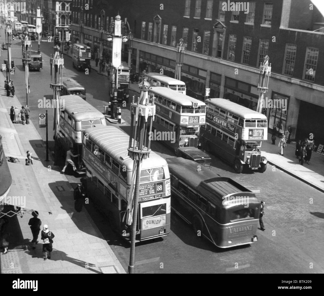 EV1972 - Busse auf der Oxford Street, London England, Mai 1937 Stockfoto