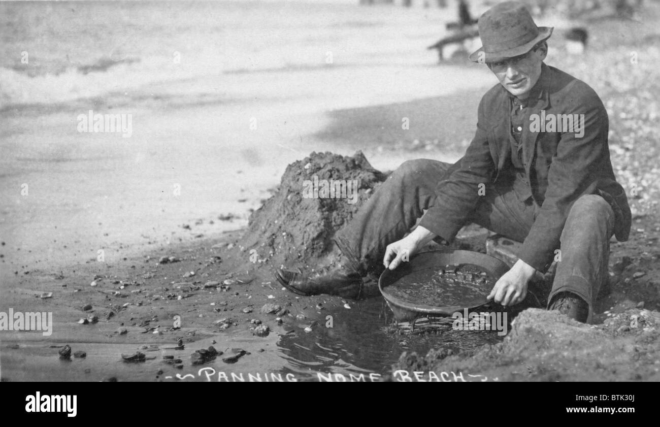Mann schwenken Gold am Strand von Nome, Alaska im frühen 20. Jahrhundert. Stockfoto