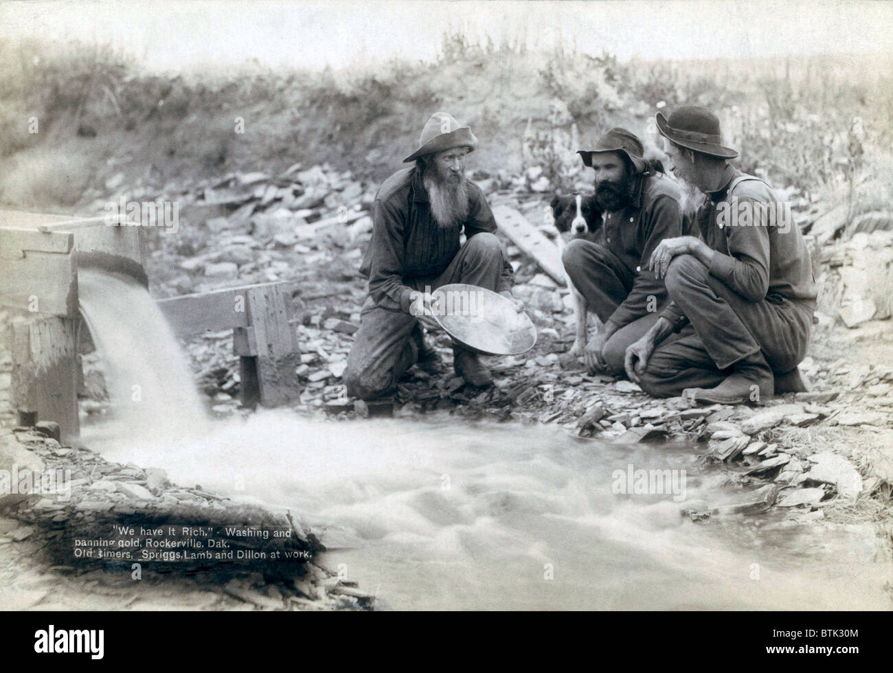 Drei Männer, mit Hund, Goldwaschen in einem Bach in den Black Hills von South Dakota im Jahre 1889. Old-Timer, Spriggs, Lamm und Dillon möglicherweise Die harten Überlebende aus dem Goldrausch von 1876. Stockfoto