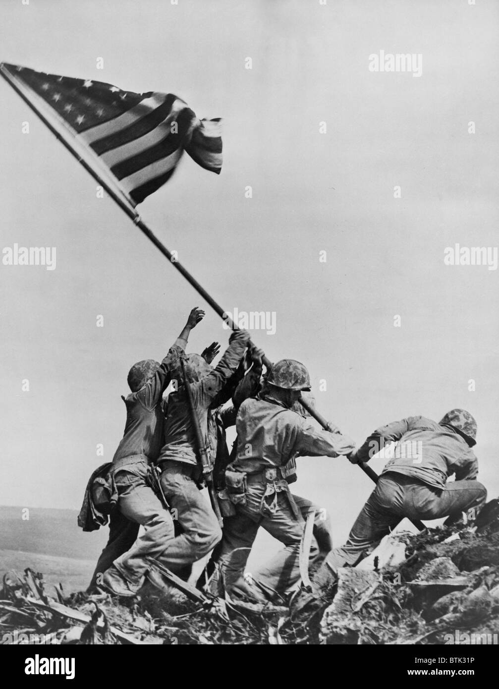 Amerikanische Marines heben uns Flagge auf Mount Suribachi, Iwo Jima, 23. Februar 1945. Dies ist das zweite Flag anheben, mit einer größeren Flagge für Marines kämpfen noch unten sichtbar. Foto von Joe Rosenthal. Stockfoto