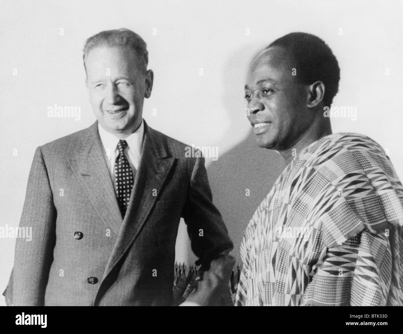 Dr. Kwame Nkrumah (1909 – 1972) der Begrüßung durch Dag Hammarskjöld (1905-1961) bei den Vereinten Nationen im Jahr 1958, dem Jahr wurde Nkrumah Premierminister des unabhängigen Landes. Stockfoto