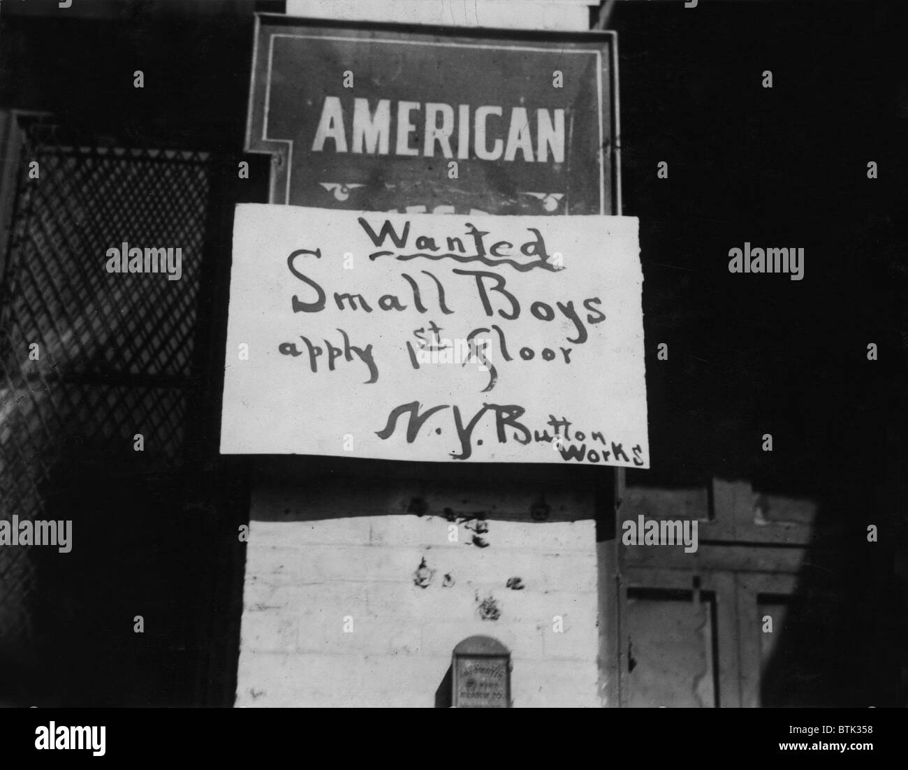 Kinderarbeit, junge wollte Zeichen, liest: "wollte kleine Jungen gelten 1. Stock, N.Y.-Taste funktioniert", West 19. Street, New York City, Foto von Lewis Wickes Hine, März 1916 Stockfoto