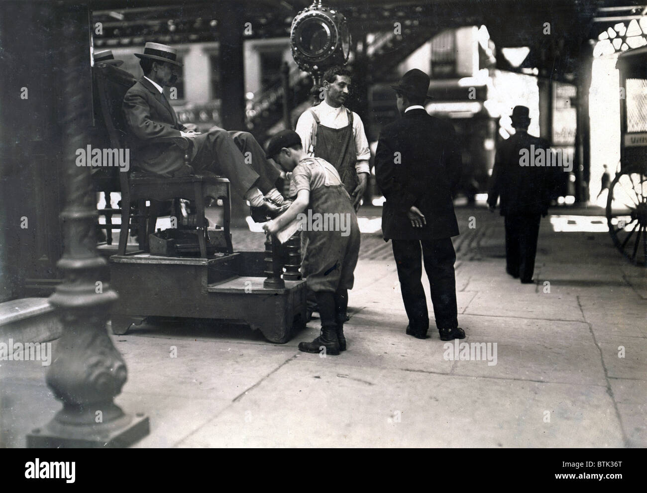 Kinderarbeit, Bootblack 3rd Avenue und 9th Street, New York City, Foto von Lewis Wickes Hine, Juli 1910 Stockfoto