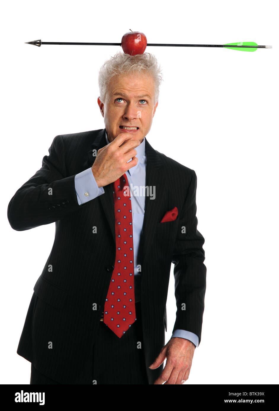Geschäftsmann mit Apfel und Pfeil Kopfoberseite isoliert auf weißem Hintergrund Stockfoto