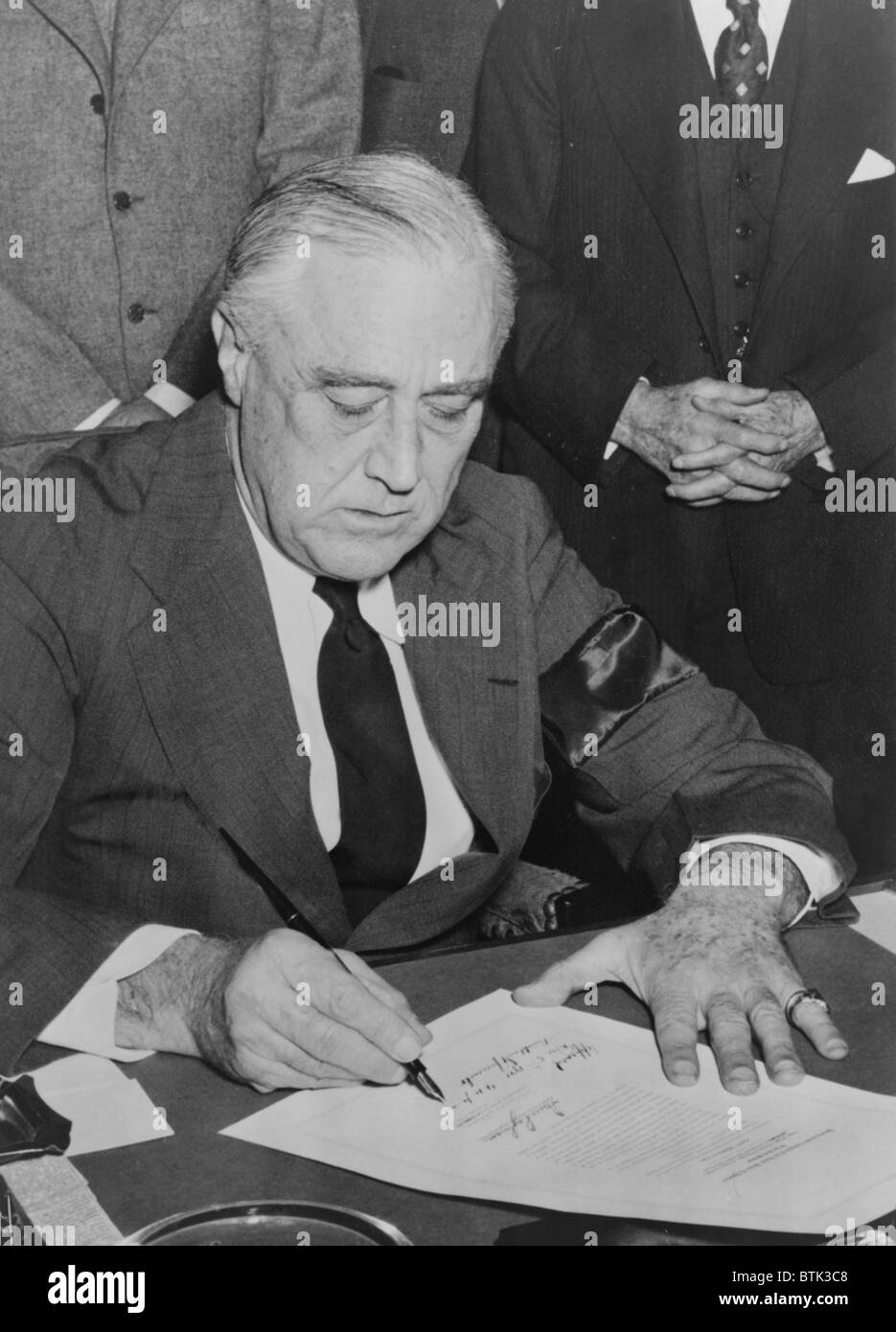 Präsident Roosevelt unterschreibt die Kriegserklärung an Japan am 8. Dezember 1941, dem Tag nach Japans Überraschungsangriff auf Pearl Harbor. Stockfoto