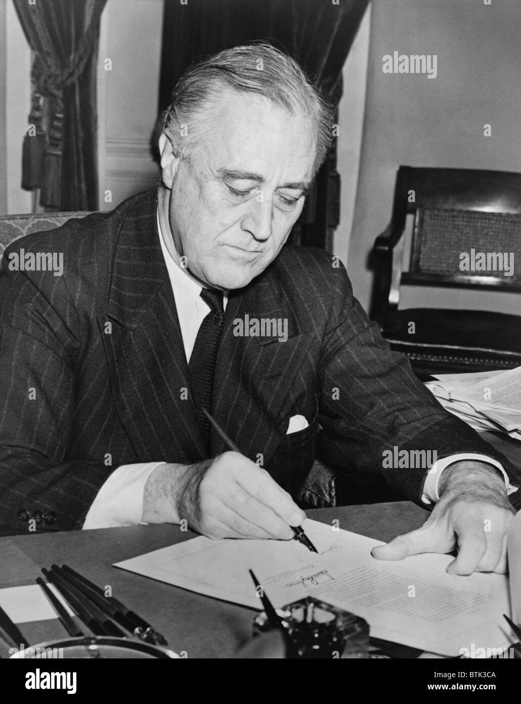 Präsident Franklin D. Roosevelt Unterzeichnung der Leih-und Rechnung Hilfe zu Großbritannien, China und Griechenland geben.  Roosevelt versprach Stockfoto