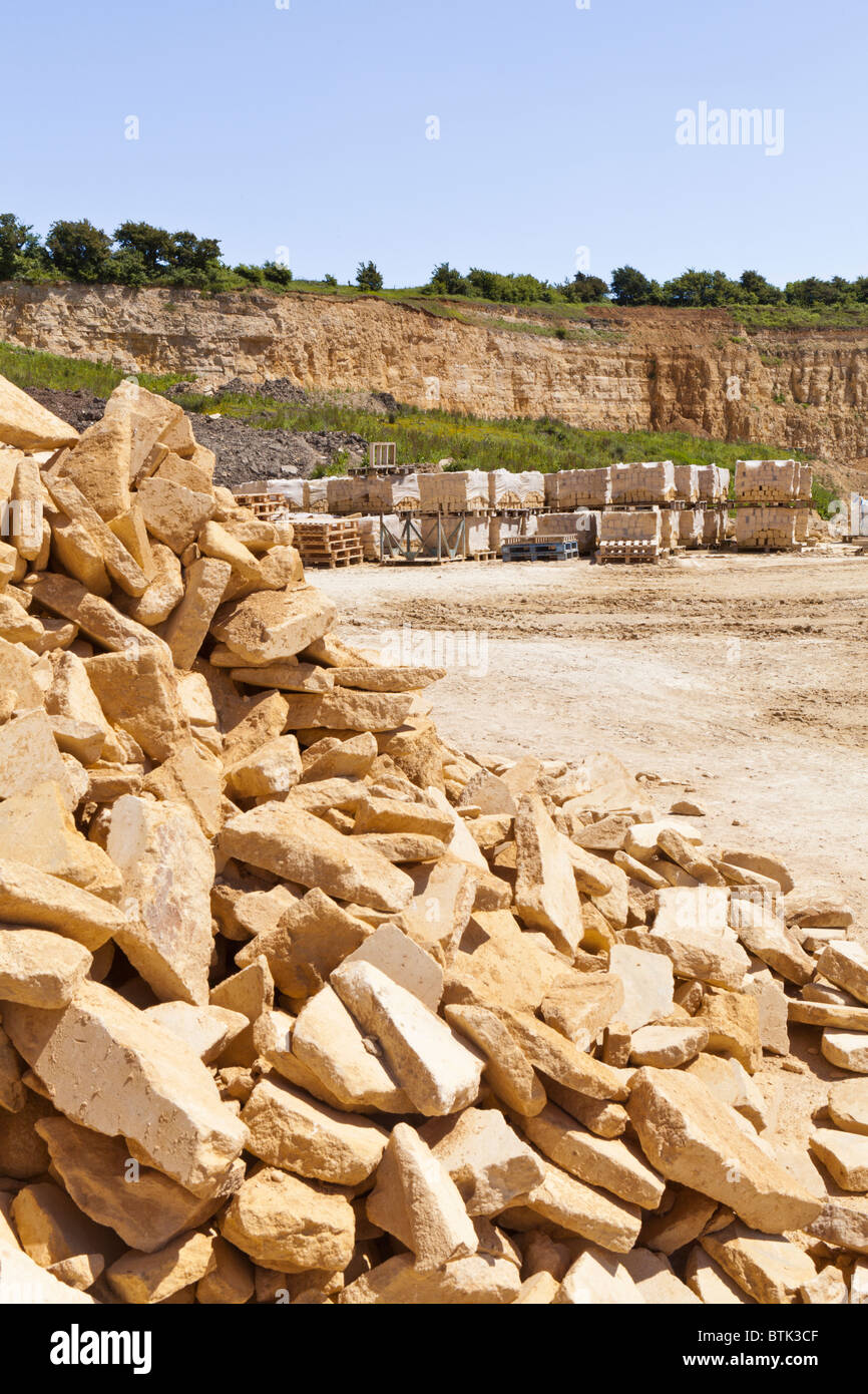 Cotswold Kalkstein (aus dem unteren Oolith des mittleren Juraalters) im Cotswold Hill Quarry, Ford, Gloucestershire Stockfoto