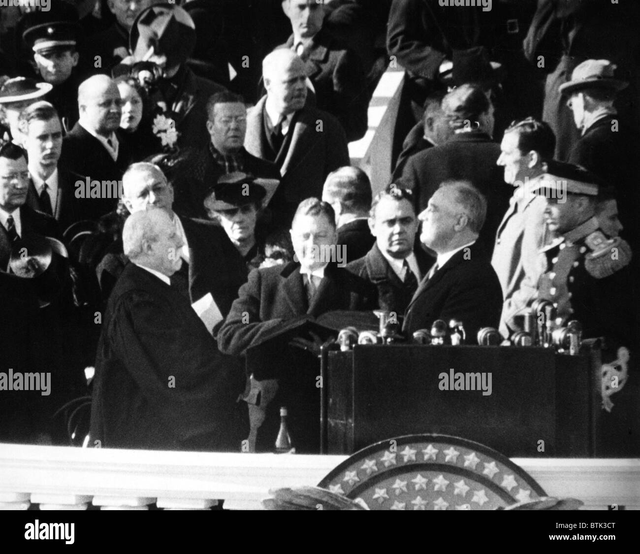 Roosevelt begann seine beispiellose dritte Amtszeit als Oberrichter Charles Evans Hughes den Amtseid auf das Kapitol, 20. Januar 1941 verabreicht. Stockfoto