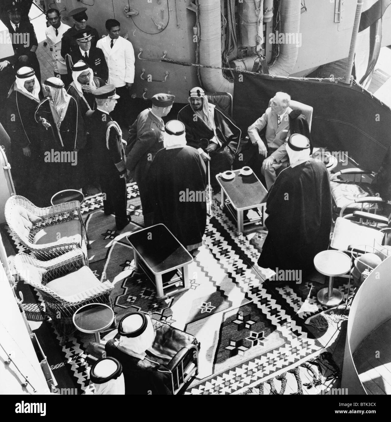 Präsident Roosevelt Rücksprache mit Ibn Saud, König von Arabien an Bord US-Kriegsschiff, in Kairo, Ägypten. Bereits gab es unüberbrückbare Differenzen über verstärkte jüdische Einwanderung nach Palästina. Stockfoto