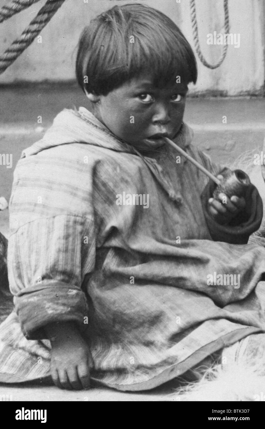 Kinder lernen, ein Rohr, Detail eines indianischen Kindes raucht eine Pfeife, Foto von Samuel J. Call, 1897 zu rauchen Stockfoto