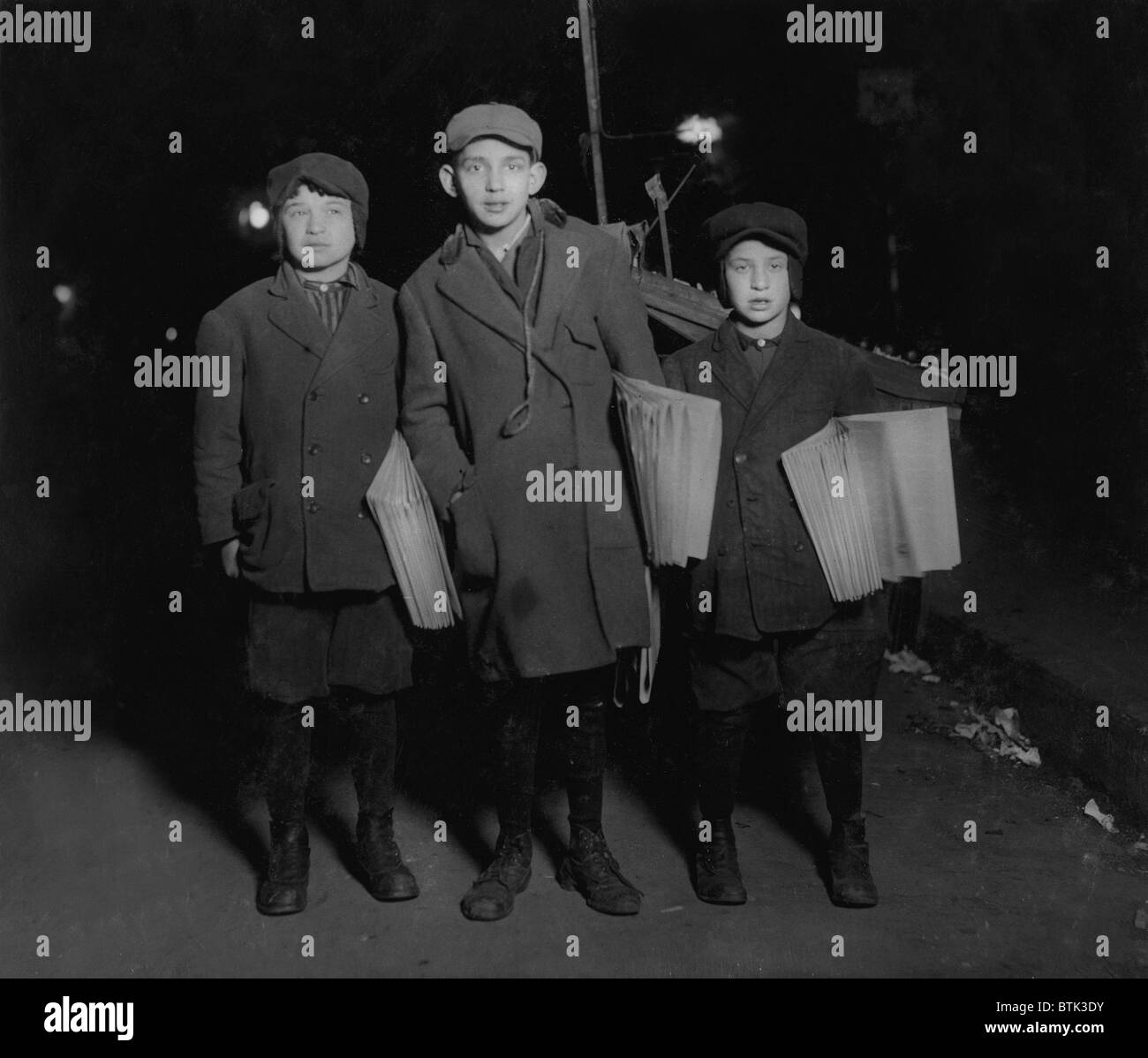 Newsies jüdische Zeitung verkaufen, verkaufen die "Warheit" - jüdische Papier, um Mitternacht, auf Delancey Street. M. Brown - 247 Monroe Street, New York, Foto von Lewis Wickes Hine, März 1913 Stockfoto