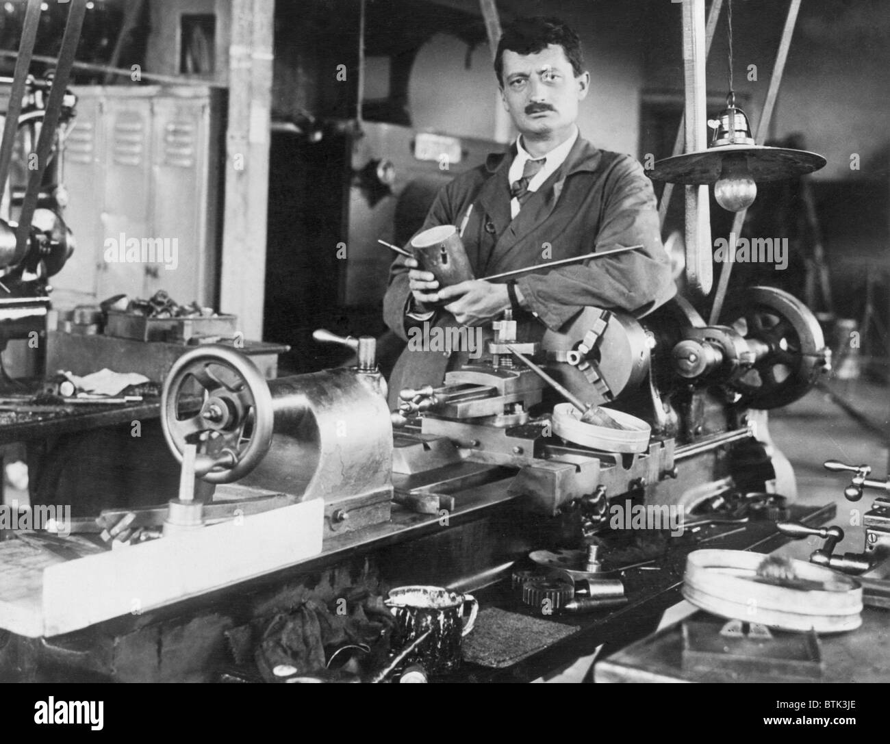 Hermann Oberth (1894 – 1989), deutscher Wissenschaftler mit der ersten "Äther Rakete," in seinem Bau-Labor. Oberth Pionierarbeit in der Raketenwissenschaft aus den 1920er Jahren bis seinen Ruhestand aus den Vereinigten Staaten Platz Programm in den 1950er Jahren. Ca. 1935. Stockfoto