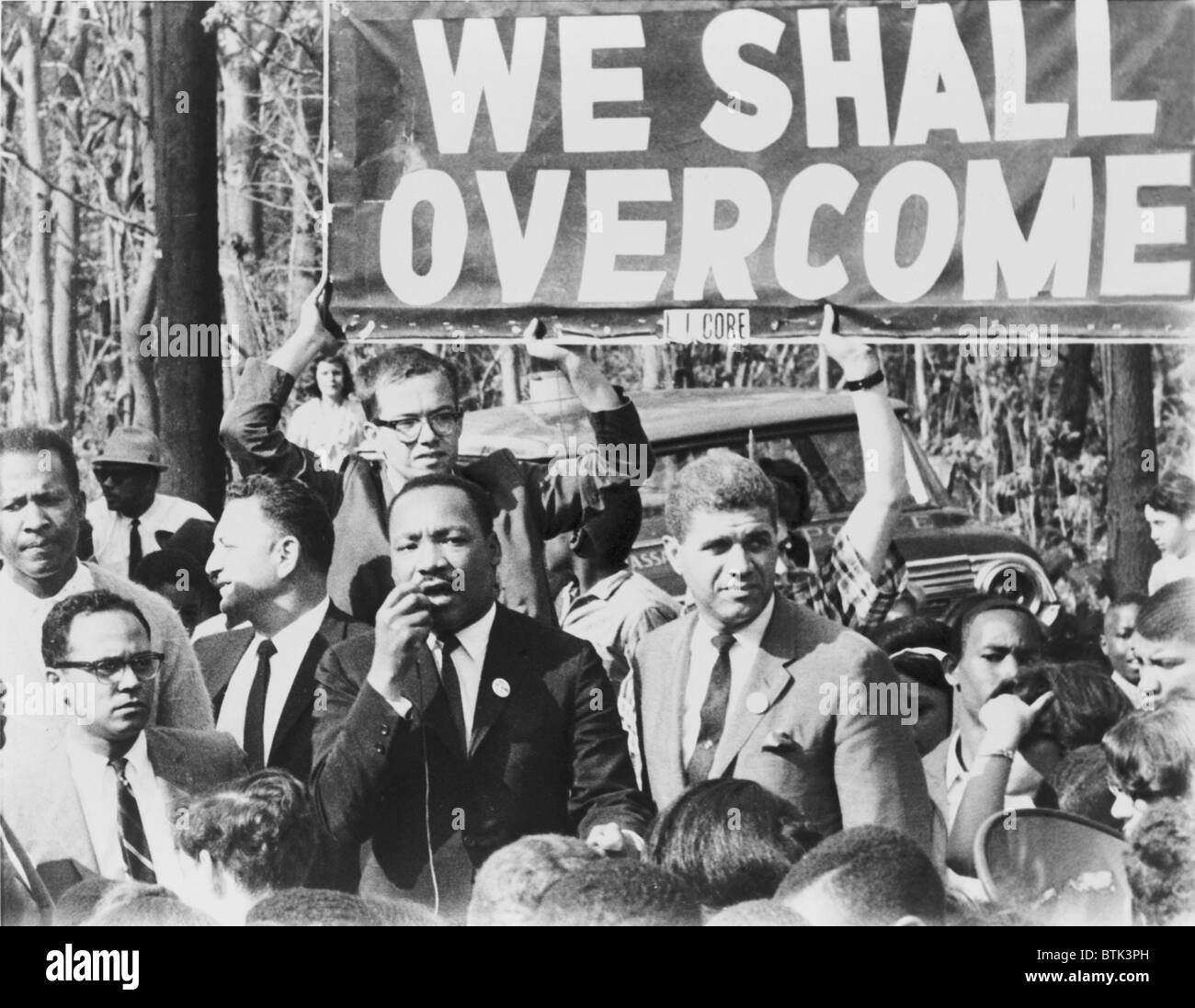 Martin Luther King, Jr. (1929-1968), Adressierung einer Menschenmenge auf einer Straße in Lakeview, N.Y., 12. Mai 1965. Stockfoto