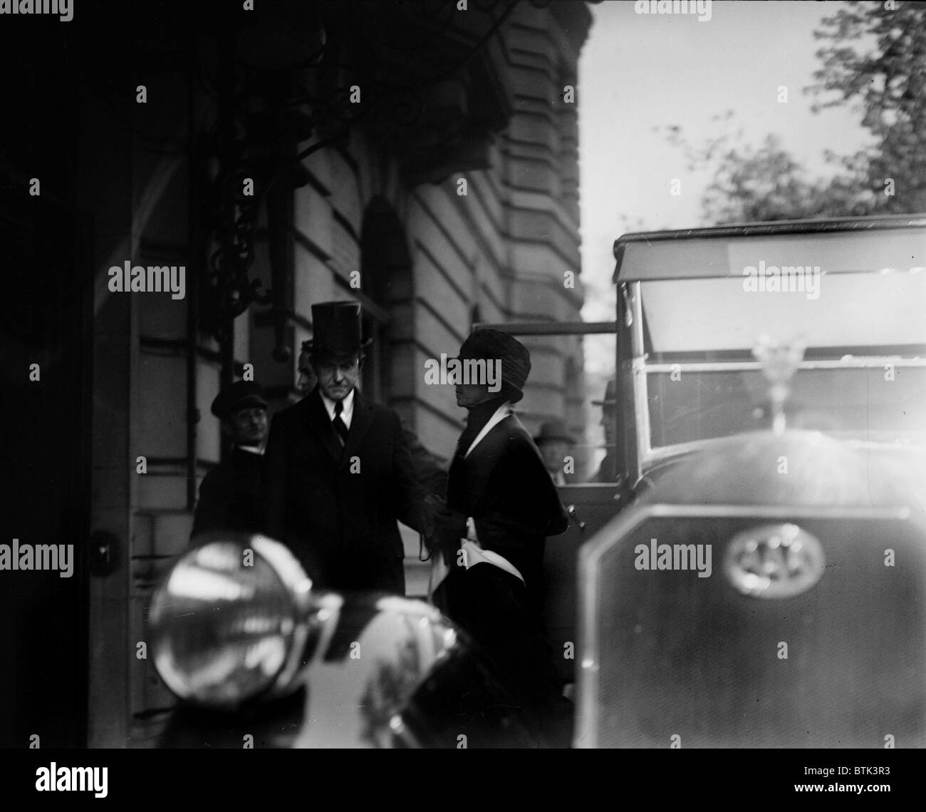 Präsident Calvin Coolidge (vorne links) und First Lady Grace Coolidge (rechts), Haus der Gerechtigkeit Joseph McKenna nach einer Beerdigung, 13. Oktober 1924 verlassen Stockfoto