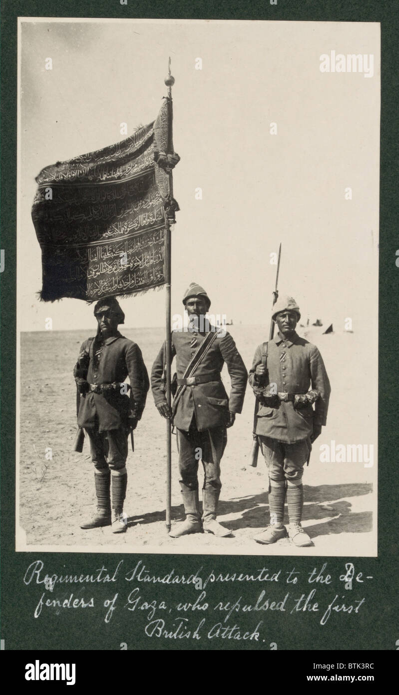 Weltkrieg, Regimental Standard präsentiert den Verteidigern des Gaza-Streifens, der zurückgeschlagen, die des ersten Fotos der britischen Angriff, Palästina, ca. 1914-1918 Stockfoto