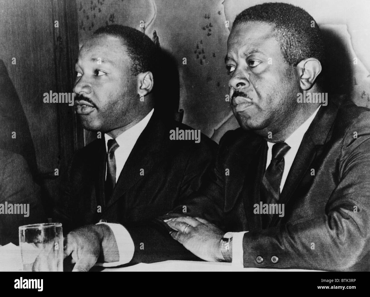 Martin Luther King, Jr. (1929-1968) und Ralph Abernathy (1926 – 1990), Pressekonferenz, Baltimore, Maryland im Jahr 1965. Stockfoto