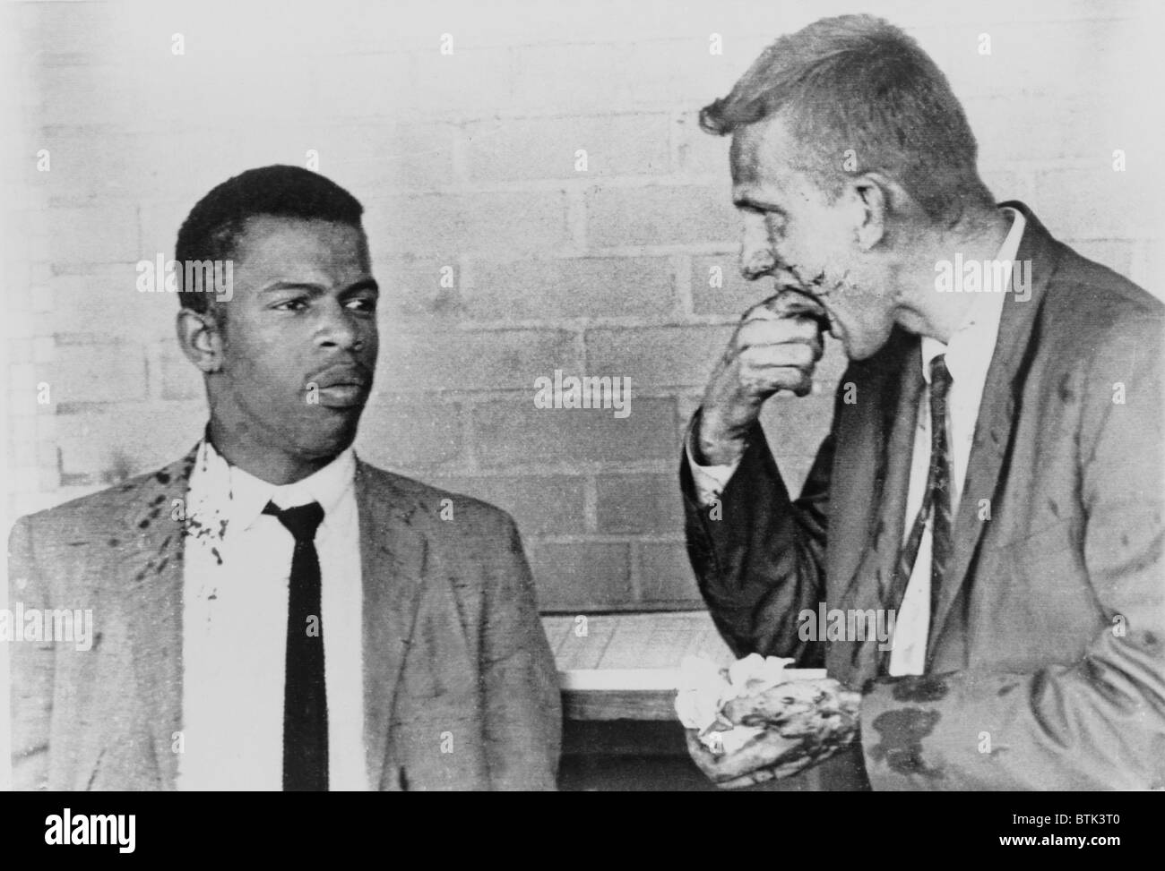 John Lewis spricht mit anderen 'Freedom Rider' James Zwerg, die nach der Fahrt in die Stadt auf einem Greyhound-Bus in Montgomery, Alabama, geschlagen wurde. Stockfoto