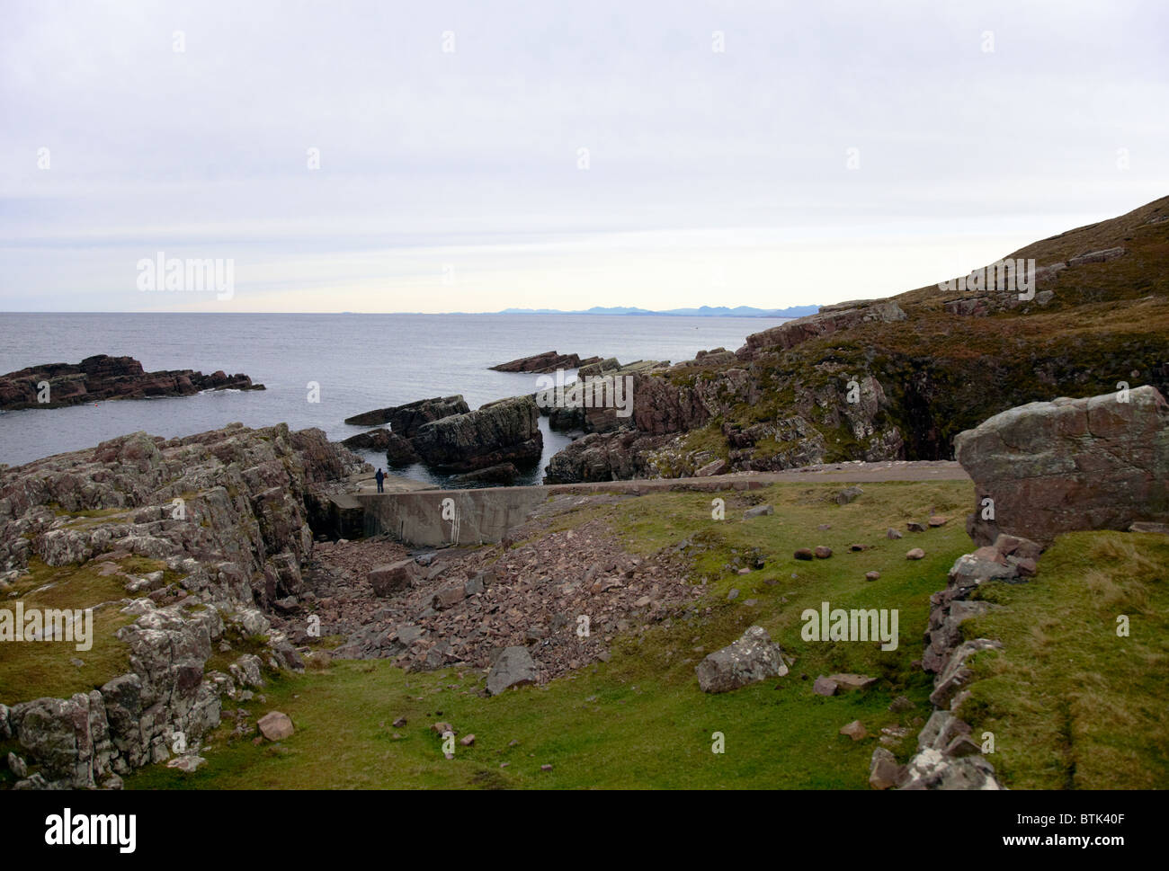 Betrachtet man nordwestlich auf stillgelegten Steg Anschluss An Amaill. Durch die Rua Reidh Lighthouse. Nr Melvaig, Highland, Schottland Stockfoto