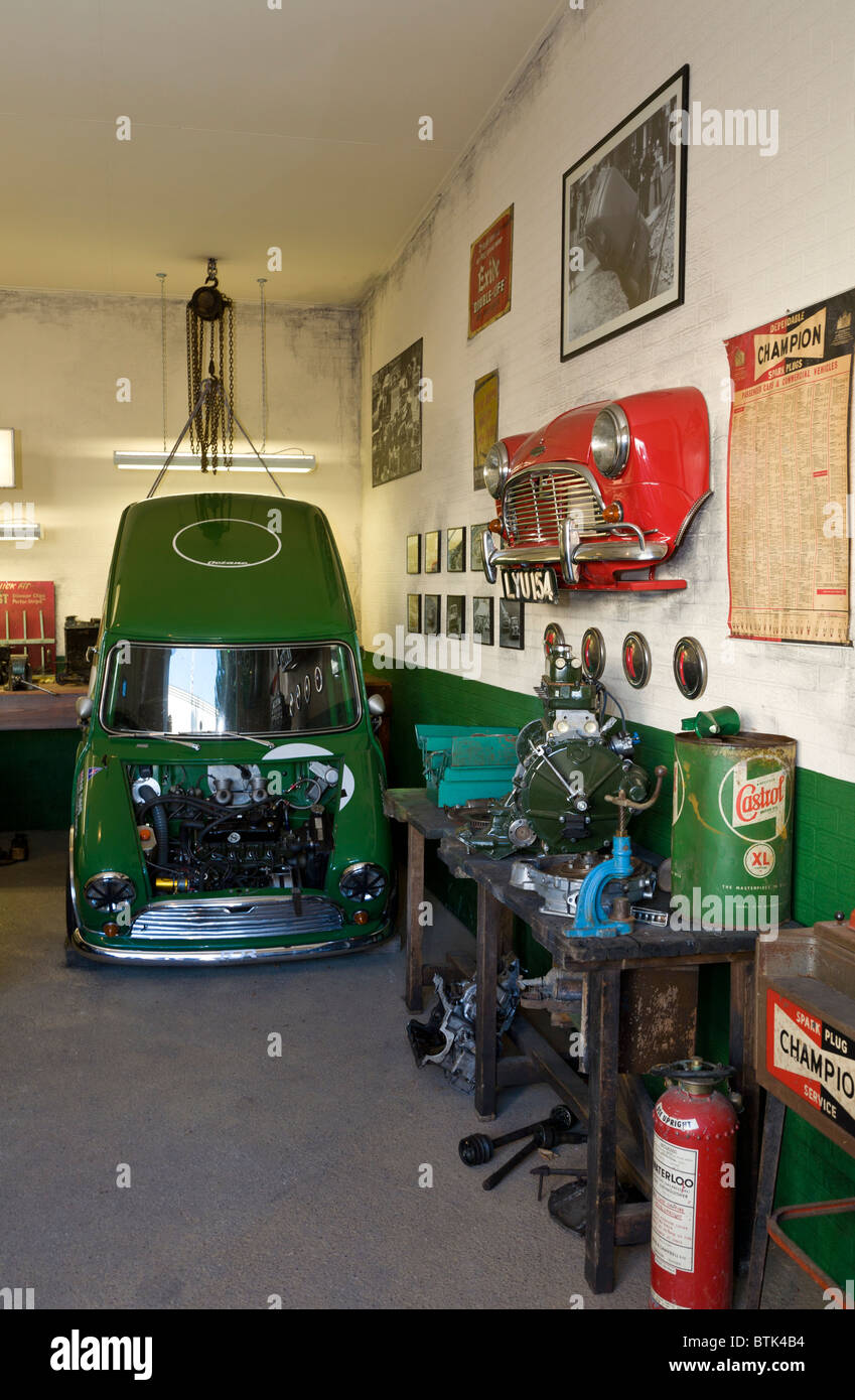 Eine Nachbildung einer 60er Mini Garage in 2010 beim Goodwood Revival Meeting, Sussex, England, UK. Stockfoto