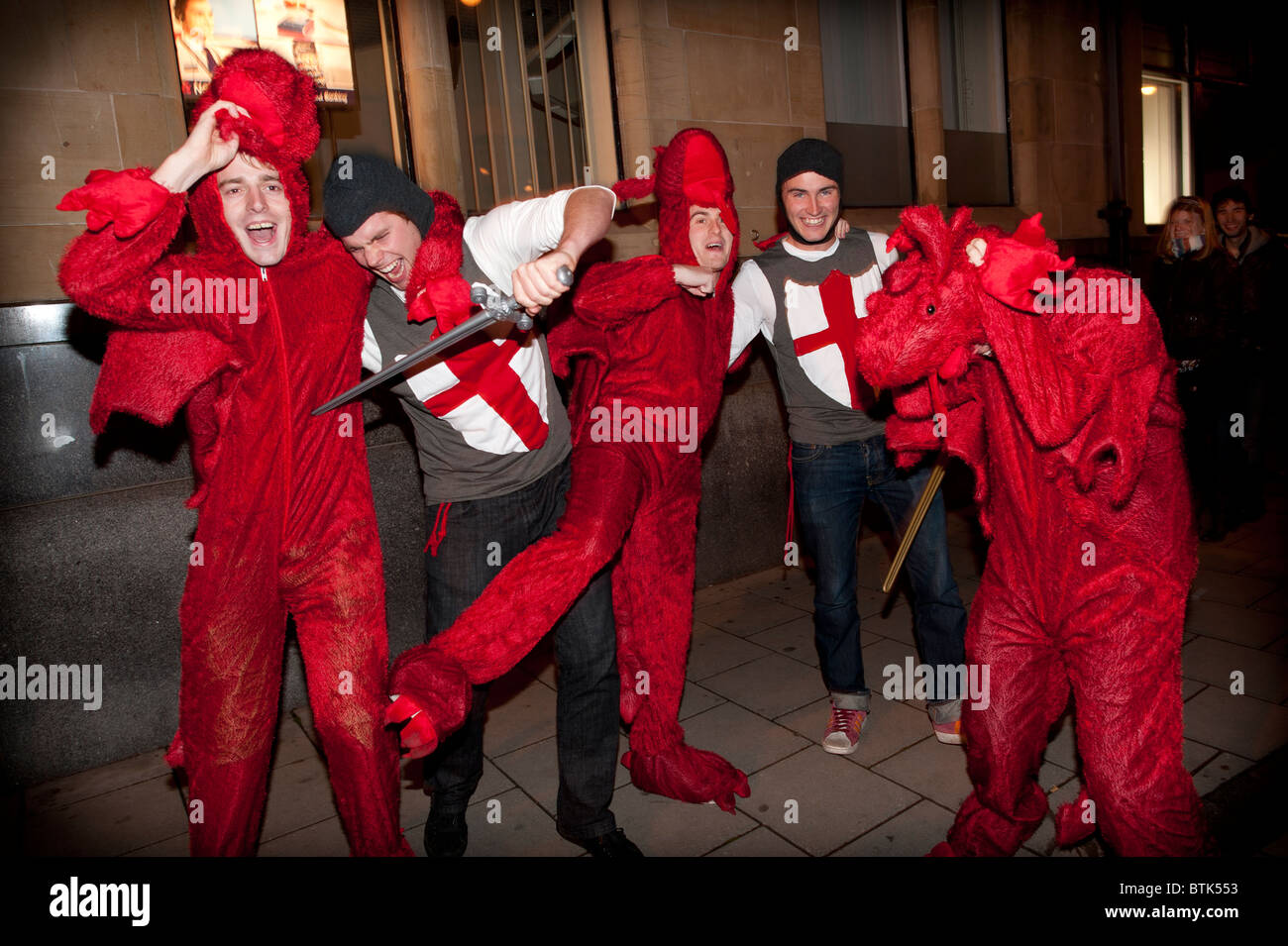 Fünf Männer gekleidet wie George und der Drache für ein Halloween-Kostüm-Party-Nacht in Aberystwyth Wales UK Stockfoto