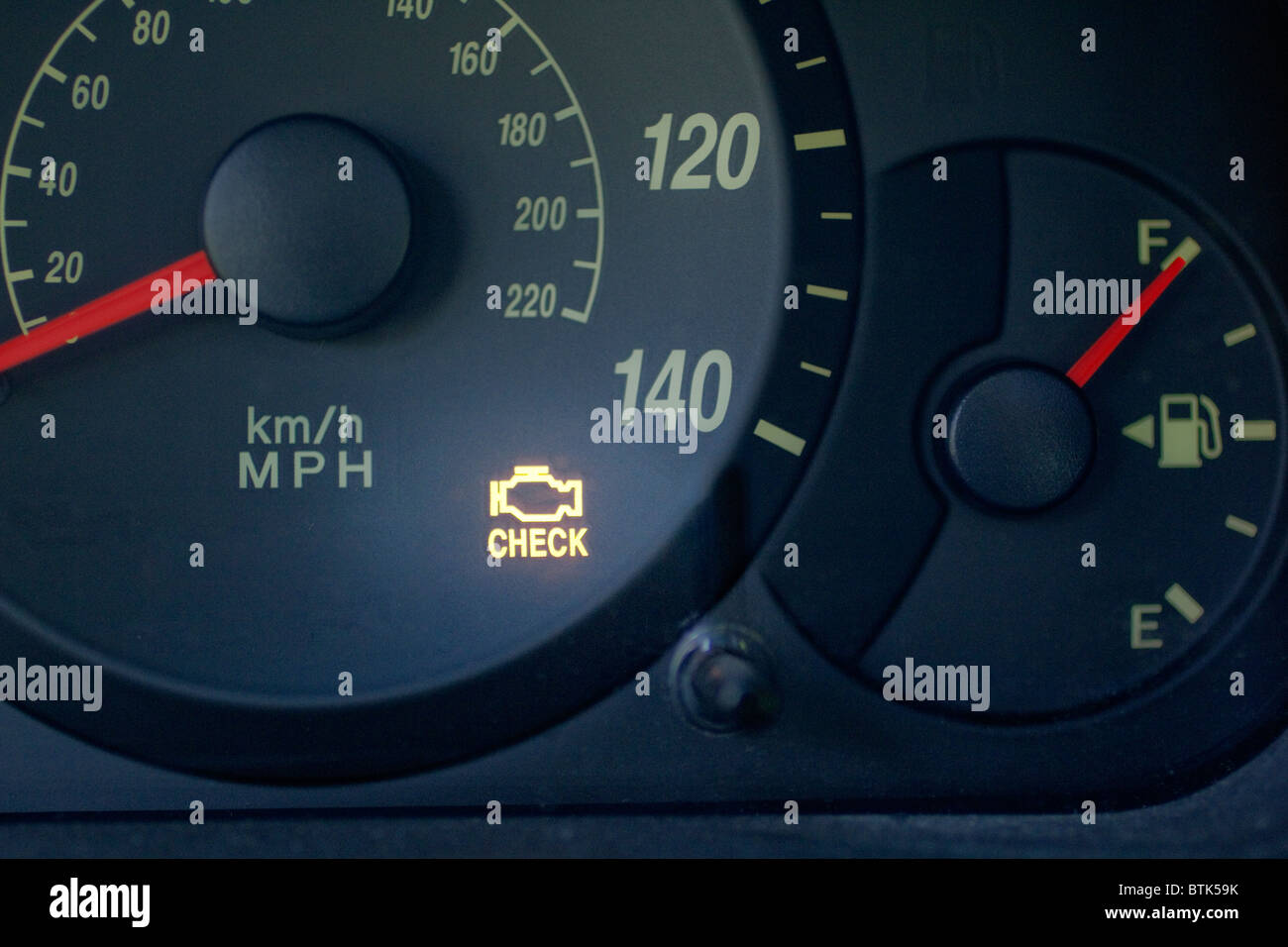 Armaturenbrett eines Autos zeigen die Check-Motor-Warnleuchte leuchtet Stockfoto