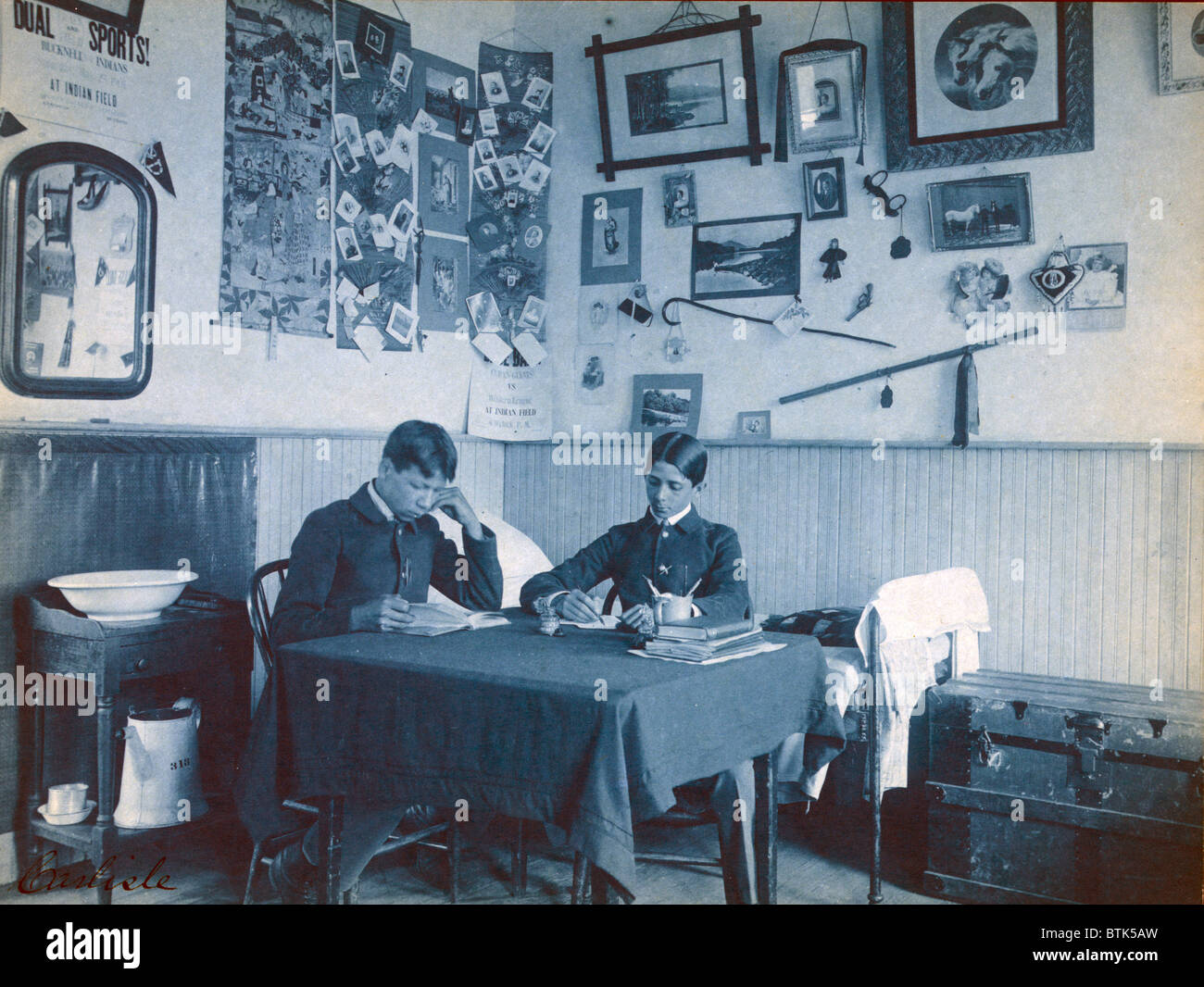 Carlisle Indian School, Carlisle, PA. Zwei Indianer Jungs im Schlafsaal zu studieren. Cyanotypie von Frances ca. 1901 Stockfoto