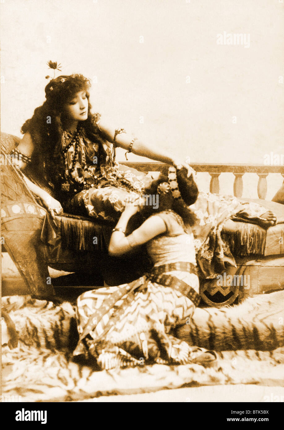 Sarah Bernhardt (1844-1923), französische Schauspielerin in der Rolle der Kleopatra, liegend mit ihr hand auf Kopf sitzenden Frau. Ca. 1891. Stockfoto